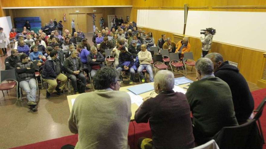 Los armadores integrantes de Acerga durante la asamblea de ayer en Santiago. // Xoán Álvarez