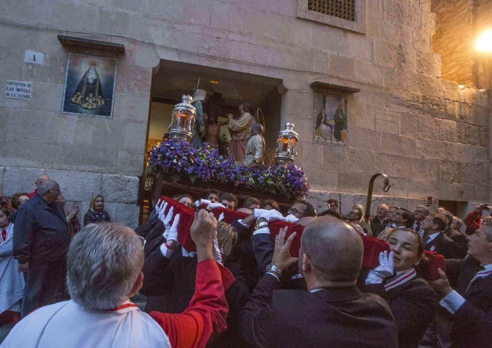 El numeroso cortejo de damas de mantilla caracteriza a esta hermandad