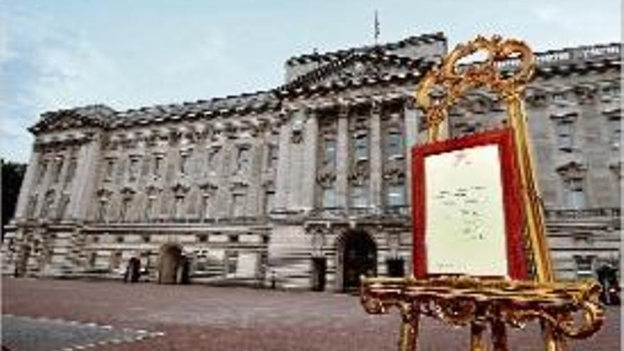 L&#039;anunci oficial del naixement col·locat al Palau de Buckingham.