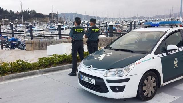 Axentes da Gardia Civil en Baiona nunha imaxe de arquivo.