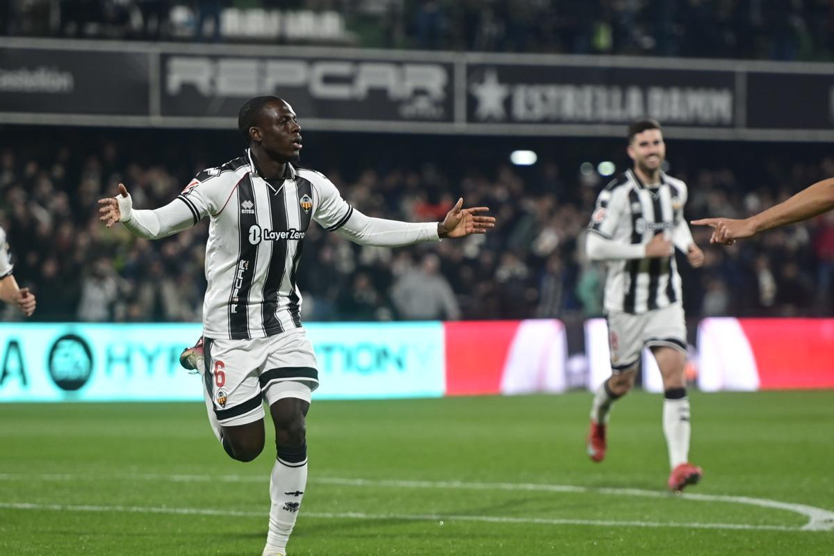 Marc Doué celebra el 1-0 anotado por él en la victoria del Castellón ante el Mirandés.