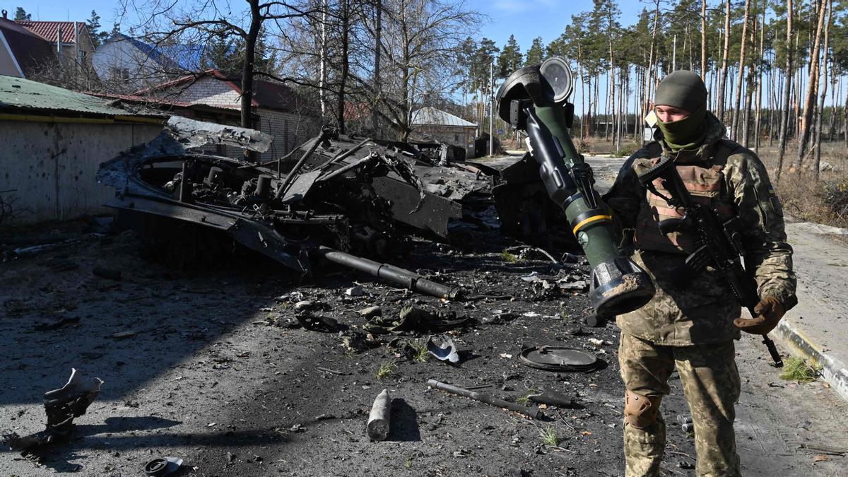 Un soldado ucraniano sujeta un arma ligera antitanque de nueva generación tras derribar un vehículo pesado del ejército ruso en Irpin, al norte de Kiev.