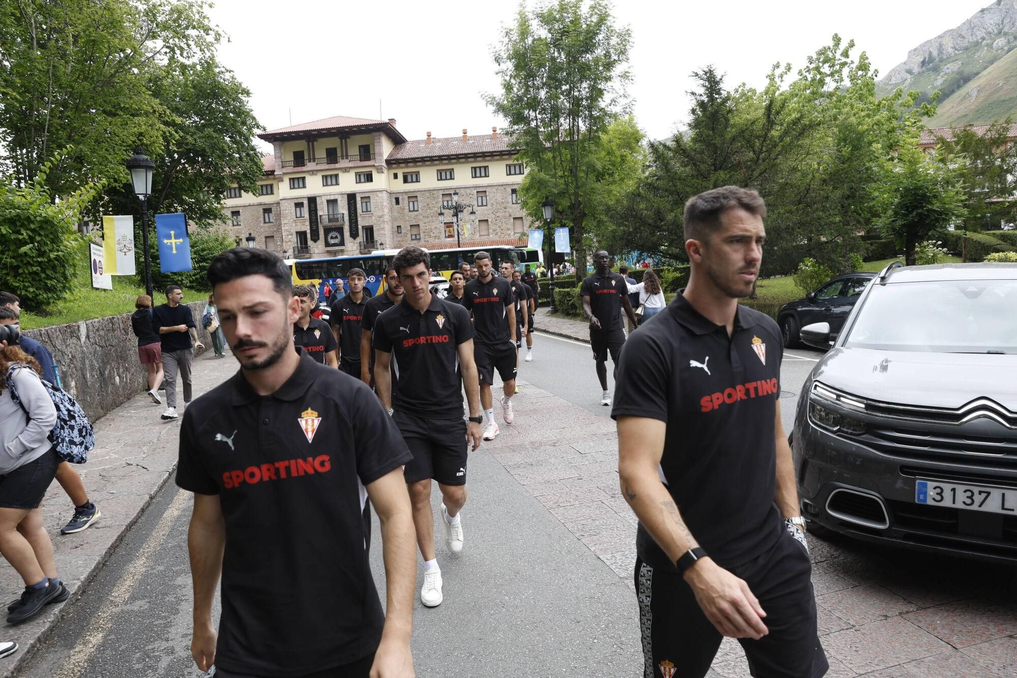 EN IMÁGENES: Visita del Sporting a La Santina en Covadonga