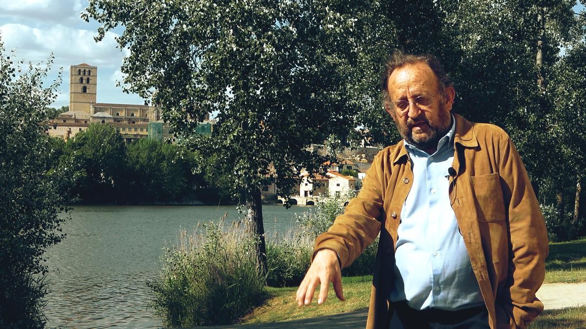 El arquitecto Francisco Somoza, frente a la Catedral de Zamora, al otro lado del río