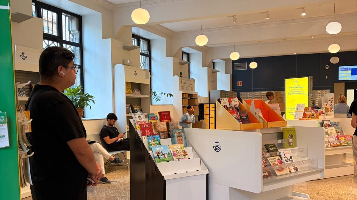 Vigueses esperando a ser atendidos en la oficina de Correos de Plaza Compostela.