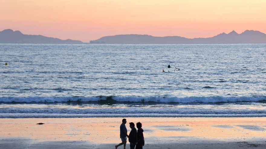 Un policía de Vigo rescata del agua a un joven de 24 años que se bañaba en Samil