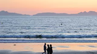 Un policía de Vigo rescata del agua a un joven de 24 años que se bañaba en Samil