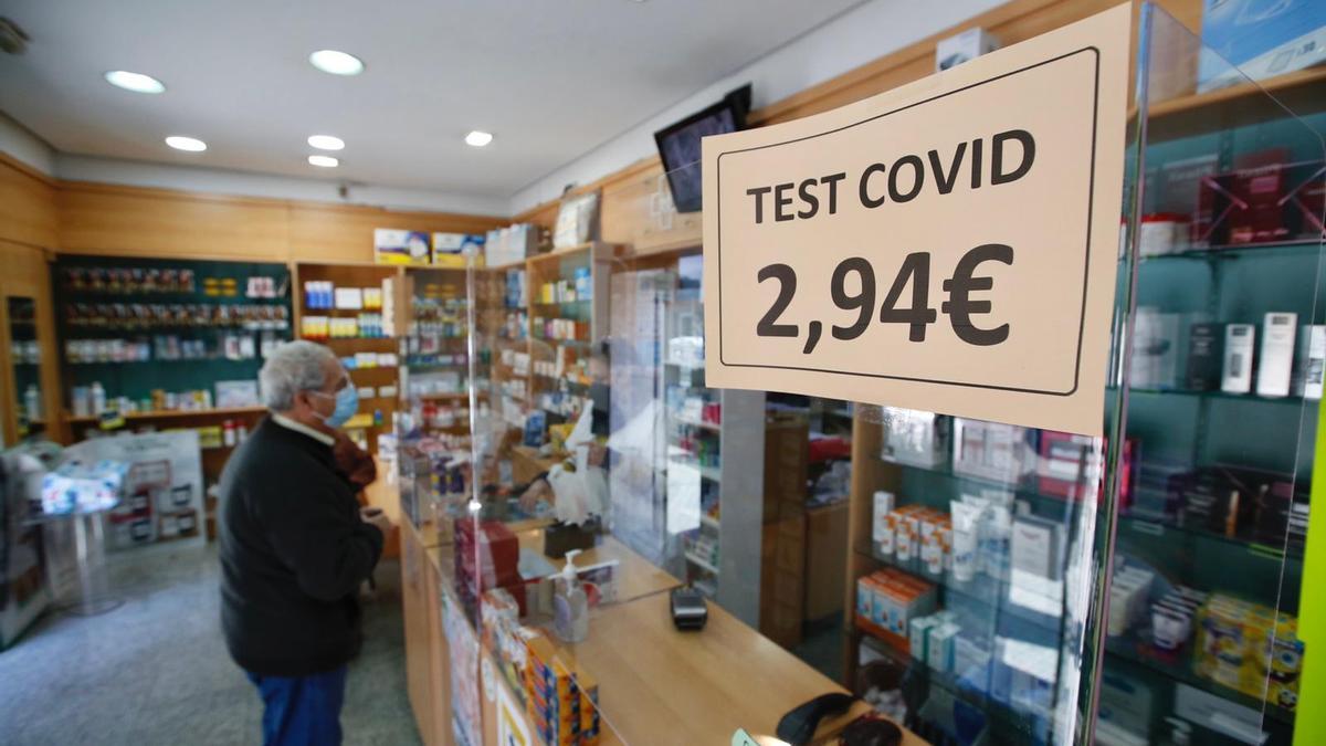 Cartel con el nuevo precio de los test de antígenos colgado en una farmacia de Córdoba.