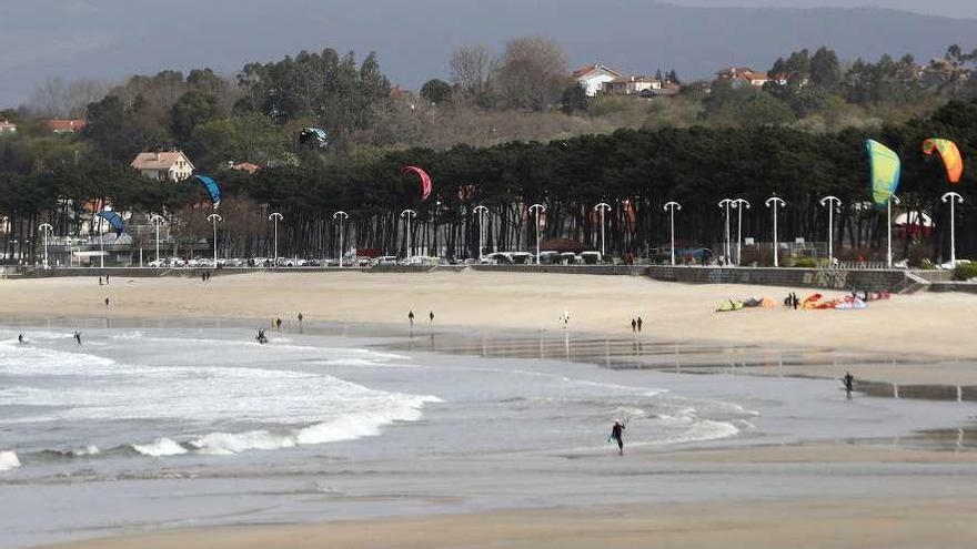 Practicantes de kitesurf aprovechando la fuerza del viento con sus cometas, ayer en Samil. // José Lores