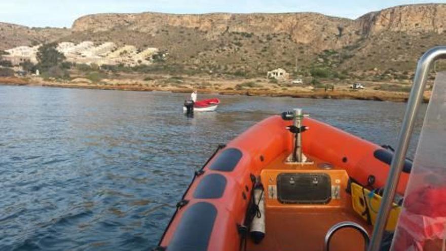 Cruz Roja se dispone a remolcar la patera de Santa Pola.