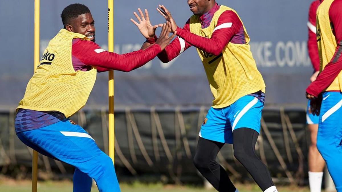 Dembélé i Umtiti, durant l’entrenament d’ahir.  | ALEJANDRO GARCÍA/EFE