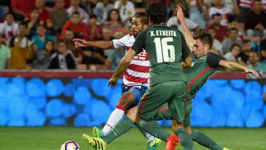 Carcela-González (i) se deshace de Etxeita y otro defensor y marca ante el Athletic de Bilbao, ayer.