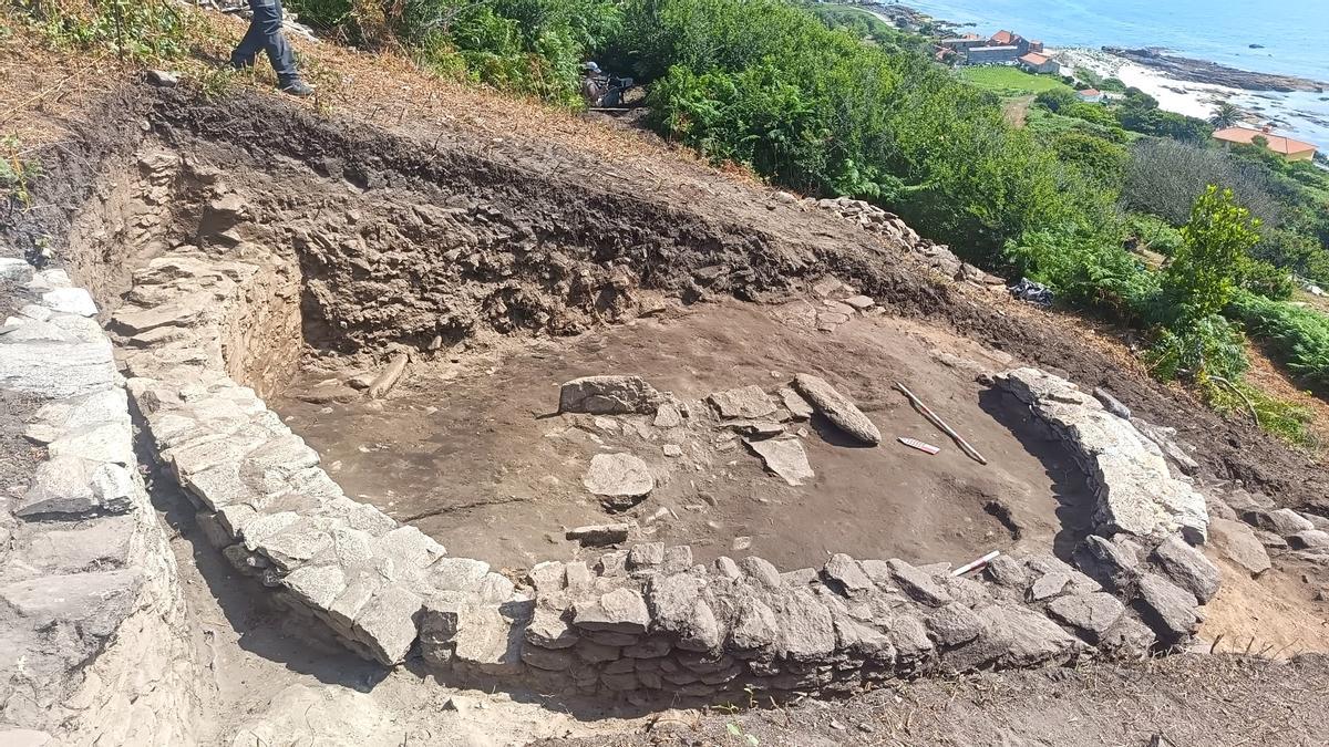 La estructura excavada en la terraza intermedia del Castelo dos Mouros, en la isla de Ons.