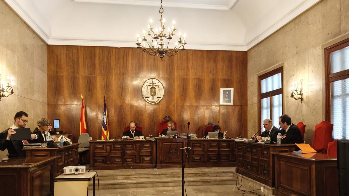 Un momento de la vista celebrada esta mañana en la Audiencia de Palma, en la que los acusados han comparecido por videoconferencia.
