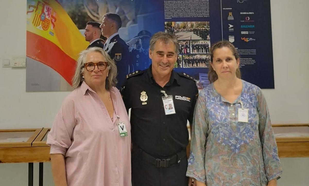 Alba Pau, Manuel Hernández y Marisina Marí, durante la visita en la jornada de puertas abiertas. | P.N