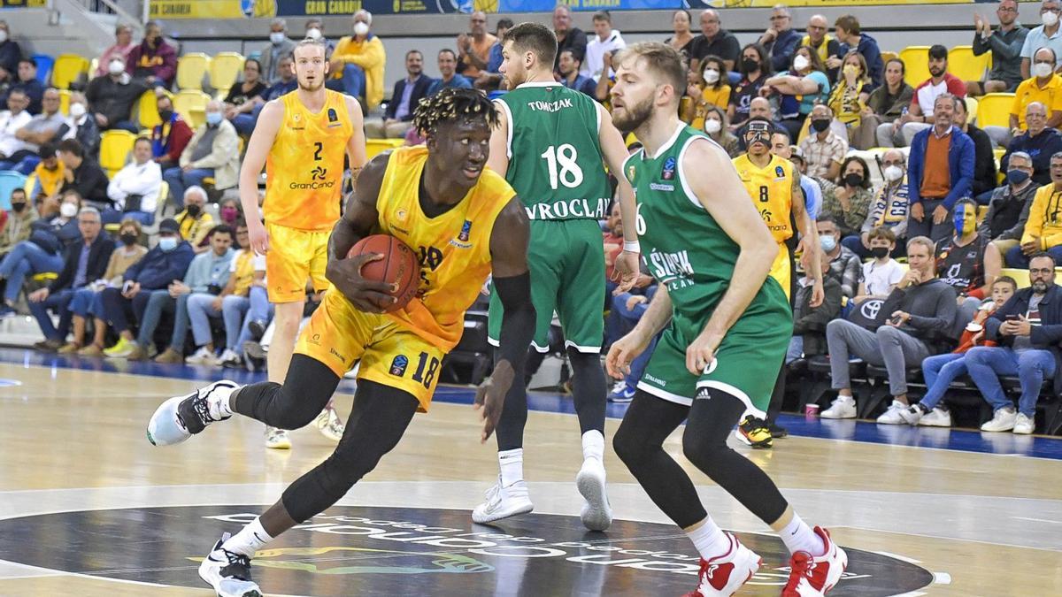 Khalifa Diop  intenta penetrar a canasta ante la oposición de Kodi Justice, del Slask Wroclaw, durante la eliminatoria de octavos de final de la Eurocup del martes. | | JUAN CASTRO