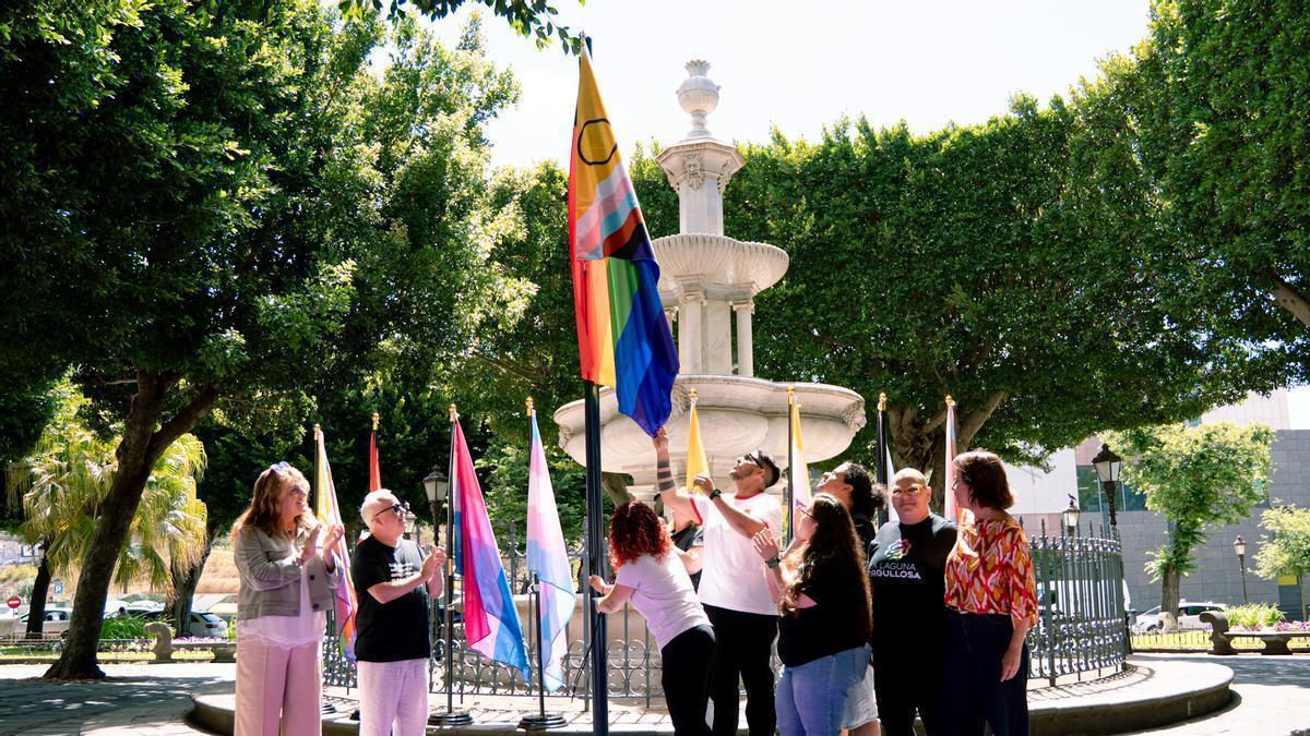 Izado de la bandera por el Día Internacional del Orgullo LGBTIQA+en La Laguna.