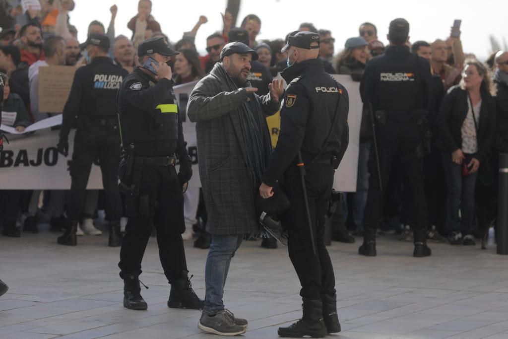 Más de 300 personas se concentran ante el Palacio de la Almudaina al grito de 'libertad' y 'Armengol dimisión'