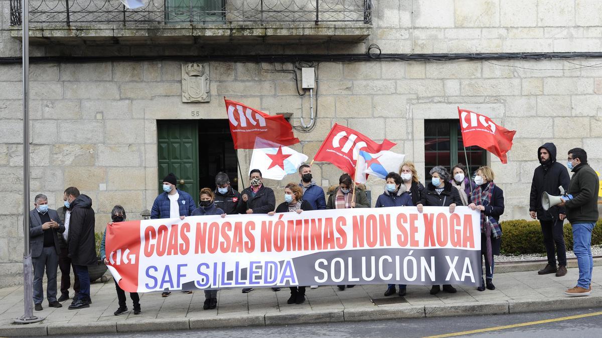 Manuel Cuiña charla con representantes del personal del SAF durante una reciente movilización.