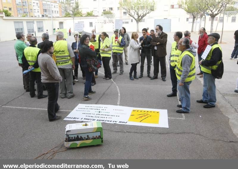 GALERÍA DE FOTOS - Encierros en protesta por supresión de líneas en valenciano