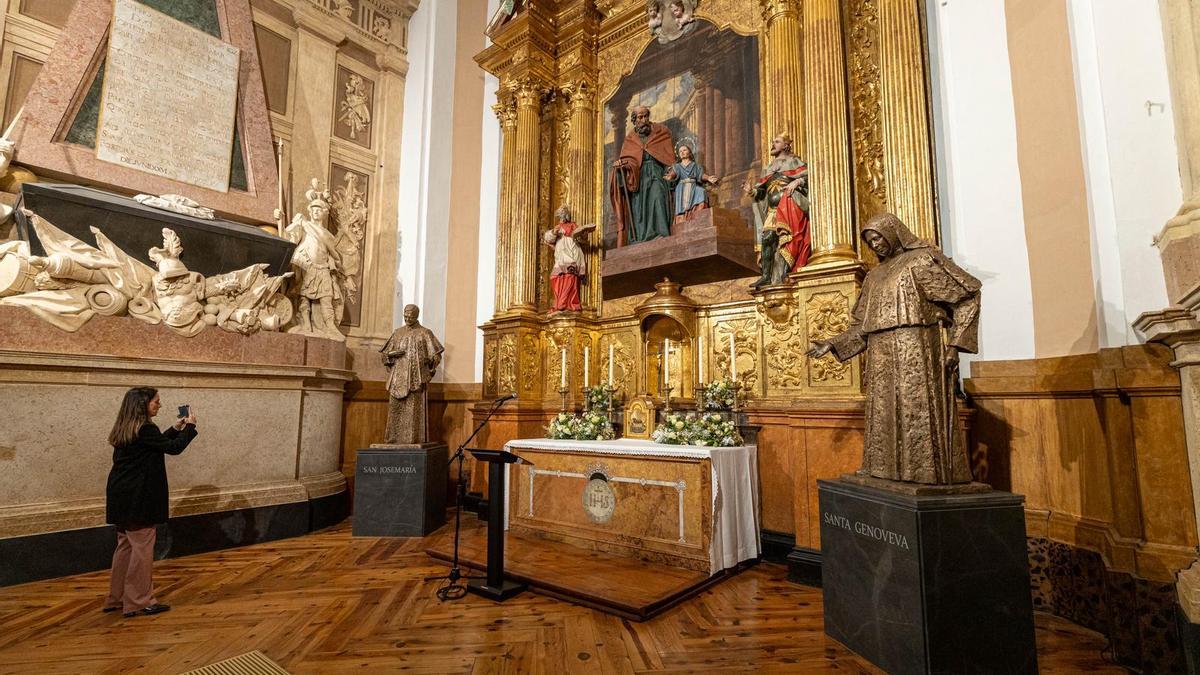 La capilla de san Joaquín tras la rehabilitación integral y la instalación de dos esculturas contemporáneas de san Josemaría y santa Genoveva
