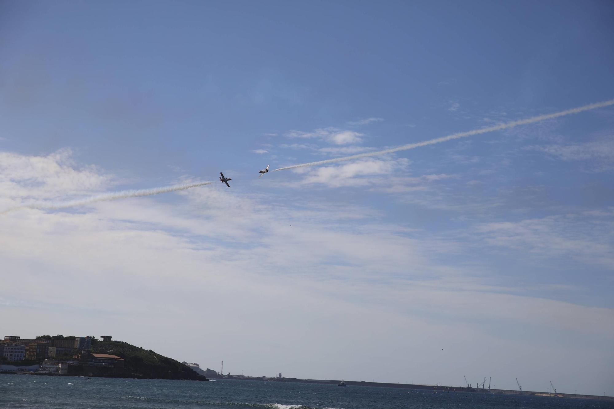 EN IMÁGENES: Así fue la revista naval  del Rey Felipe VI y la exhibición aérea en Gijón por el Día de las Fuerzas Armadas