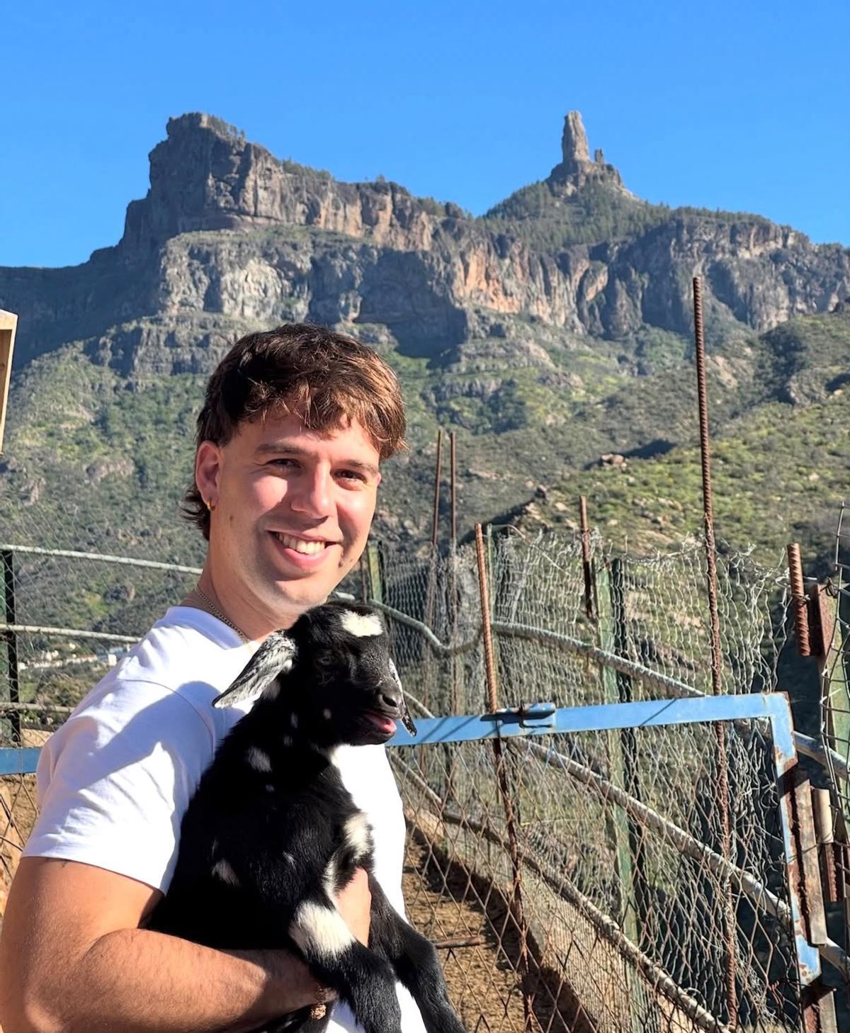 El cantante Quevedo, en el Roque Nublo de Gran Canaria