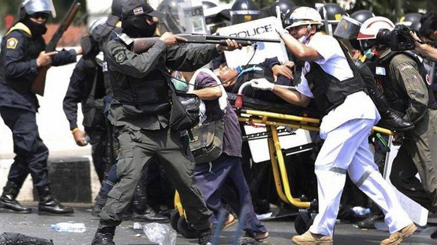 Los enfrentamientos entre la policía y los opositores se intensifican en Bangkok