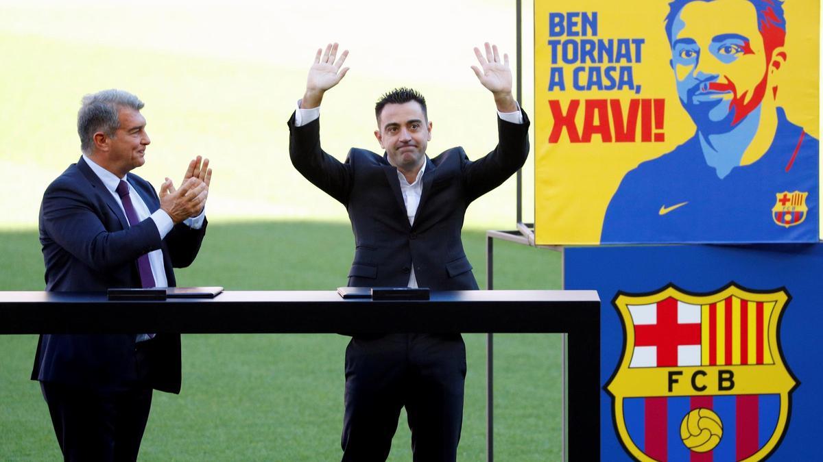 Miles de aficionados dan la bienvenida a Xavi en el Camp Nou.