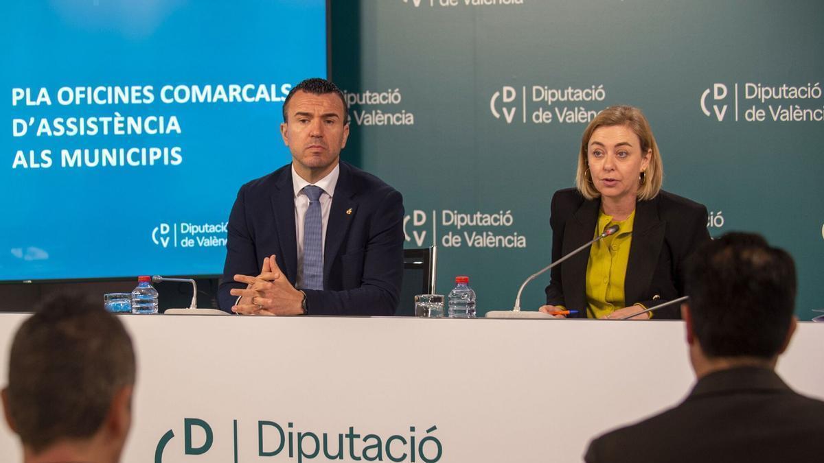 El presidente de la diputación y la vicepresidenta Natàlia Enguix, en la presentación del Plan de Oficinas Comarcales.