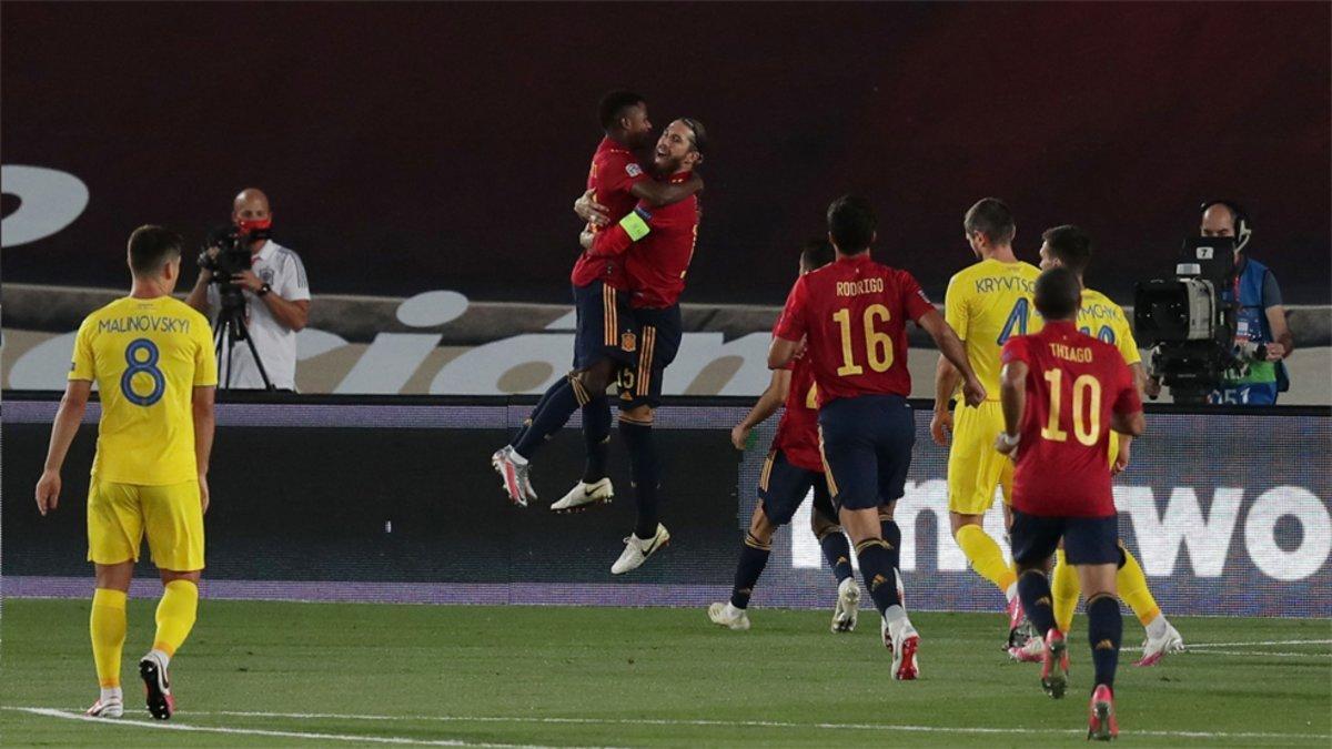 Fati celebra el primer gol de España con Ramos