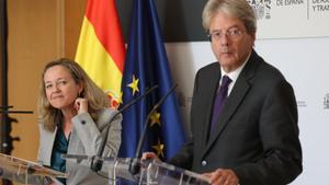  La vicepresidenta y ministra de Economía, Nadia Calviño, junto al comisario Europeo de Economía, Paolo Gentiloni