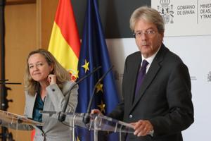  La vicepresidenta y ministra de Economía, Nadia Calviño, junto al comisario Europeo de Economía, Paolo Gentiloni