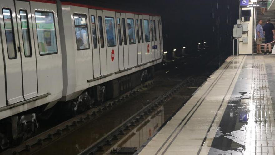 Pla d&#039;un comboi parat a l&#039;estació de metro de Paral·lel