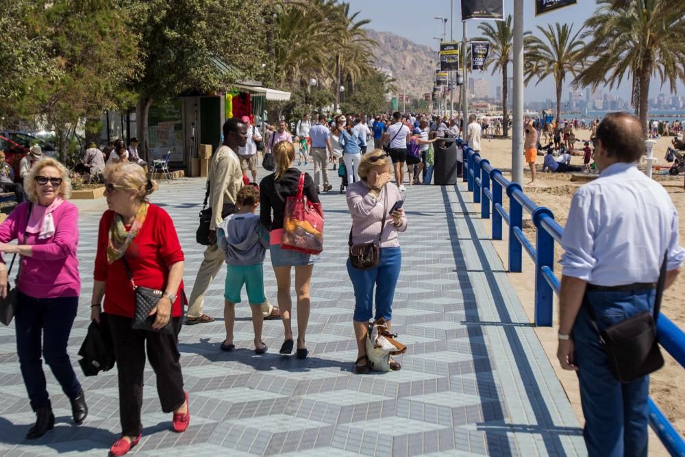 Cientos de personas disfrutan de los 24 grados de máxima que se han registrado hoy en la ciudad