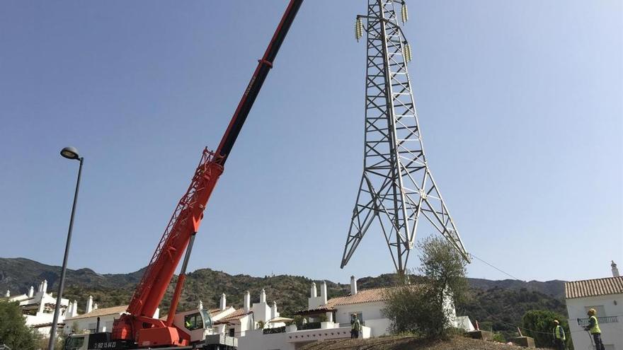 Una grúa retira la última torreta metálica que quedaba en la zona residencial de Xarblanca.