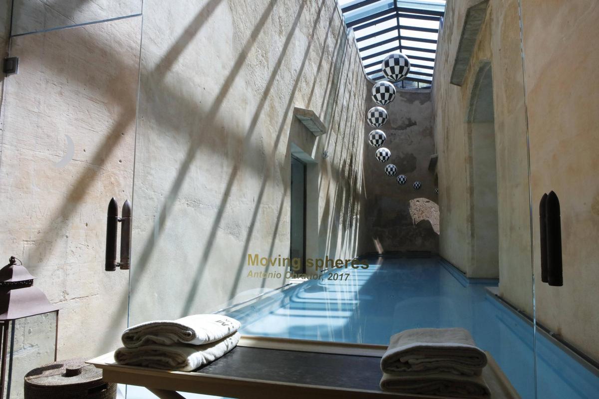 Aus dem alten Munitionslager wurde ein überdachter Pool im Spa-Berich.