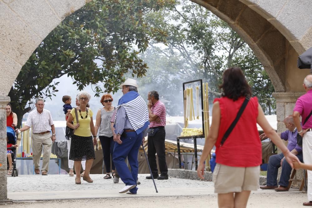 La imagen del santo recorrió por última por última vez la calles del barrio tras la misa del mediodía - El pulpo, protagonista gastronómico del día.