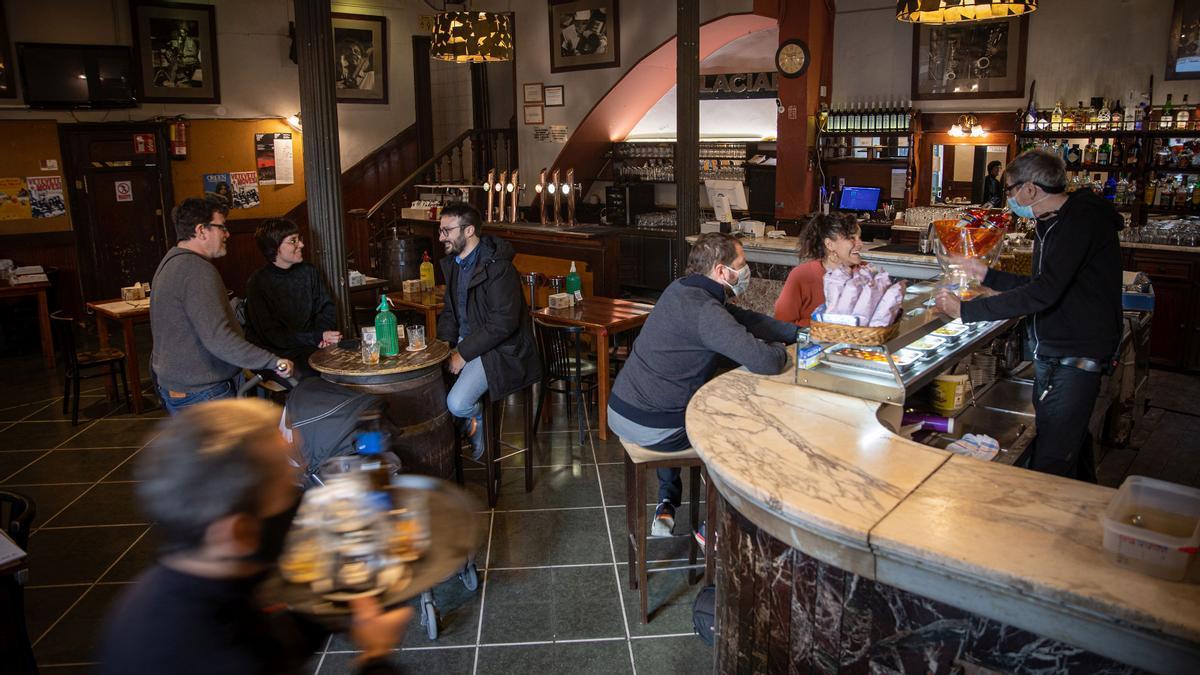 Ambiente en el bar Glaciar, en la plaza Reial, que cumplirá 100 años en septiembre y estrena una nueva etapa.