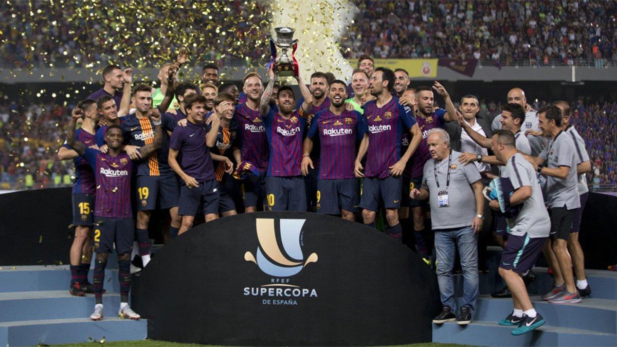 Los jugadores del FC barcelona celebran la conquista de la Supercopa de España 2018 frente al Sevilla en Tánger (Marruecos)