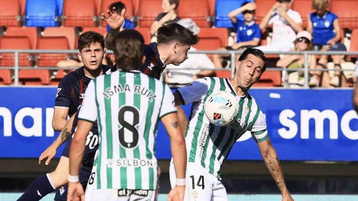 Sergi Guardiola pugna por un balón a media altura durante el Éibar-Córdoba CF.