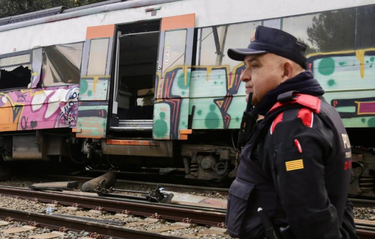 El tren accidentat a Gelida, custodiat pels Mossos d'Esquadra