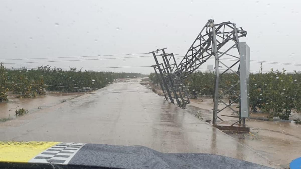 Daños en una torre eléctrica de Carlet provocados por un tornado.