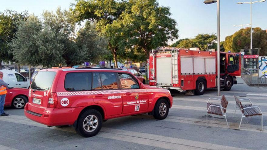 Einsatzwagen der Feuerwehr an der Bahnstation.