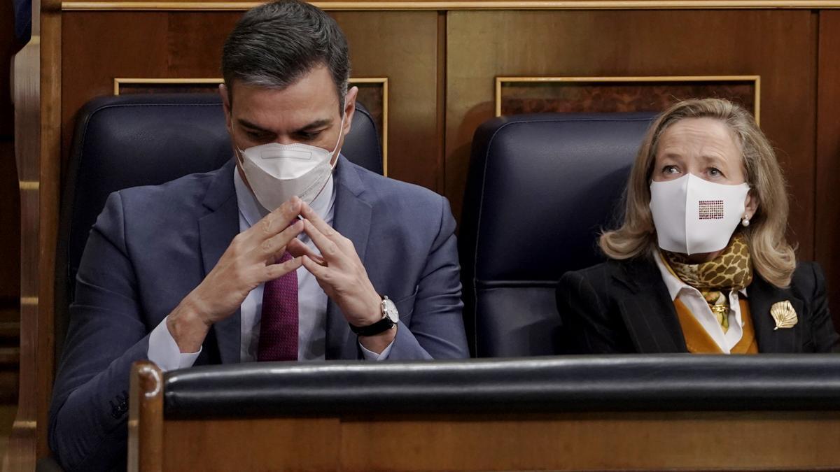 El presidente del Gobierno, Pedro Sánchez, junto a las vicepresidentas primera y segunda de su Ejecutivo, Nadia Calviño.