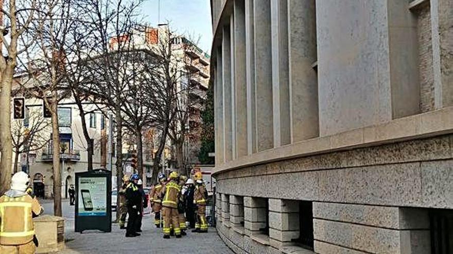 Jaume I Un ferit en un foc a la delegació d&#039;Hisenda