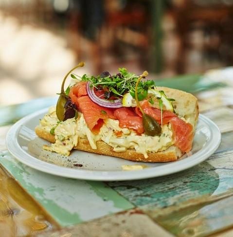 Comida de restaurante para llevar a casa