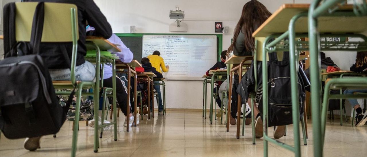 Un docente durante una clase en un centro de Tenerife.
