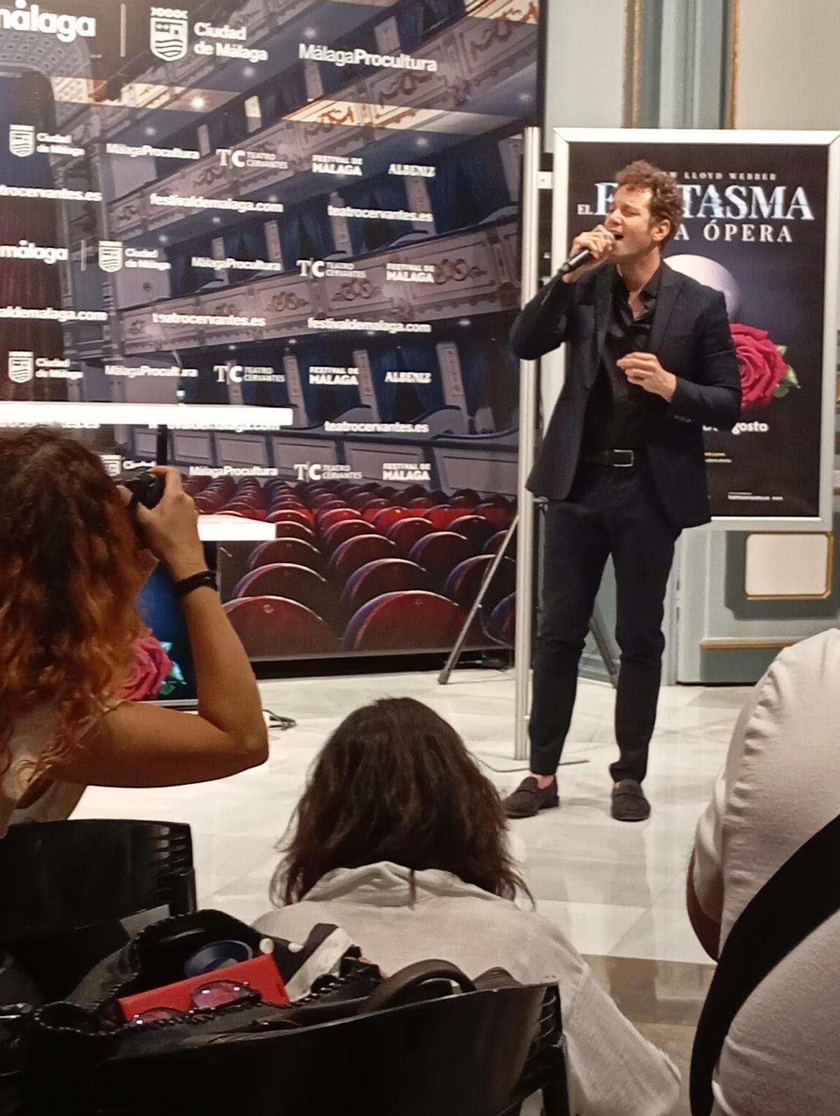 Daniel Diges, interpretando un tema en directo en la presentación de 'El Fantasma de la Ópera'