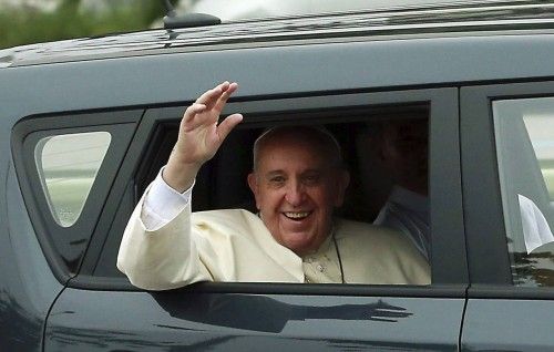 El Papa Francisco llega a Seúl en su primera visita a Asia